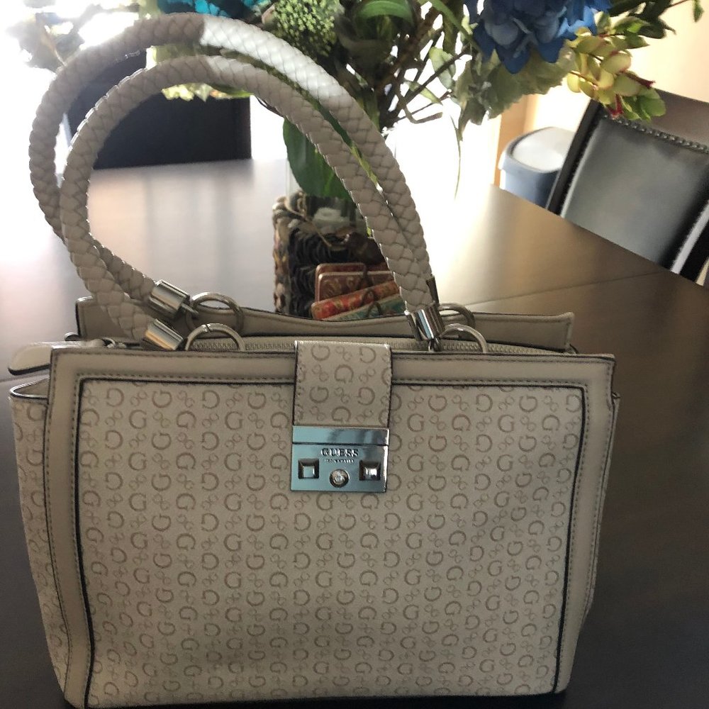 FINAL SALE  GUESS TOTE  $15